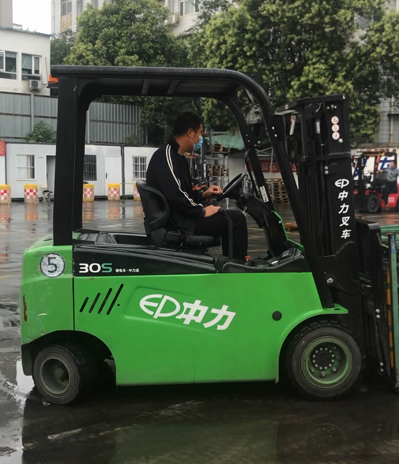 學(xué)員電動叉車學(xué)習(xí)中