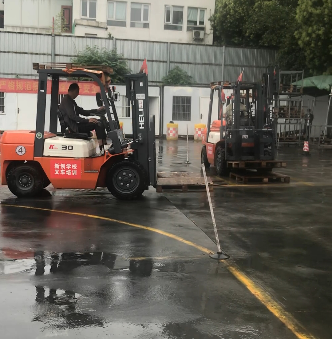 學(xué)員正在參加叉車培訓(xùn)